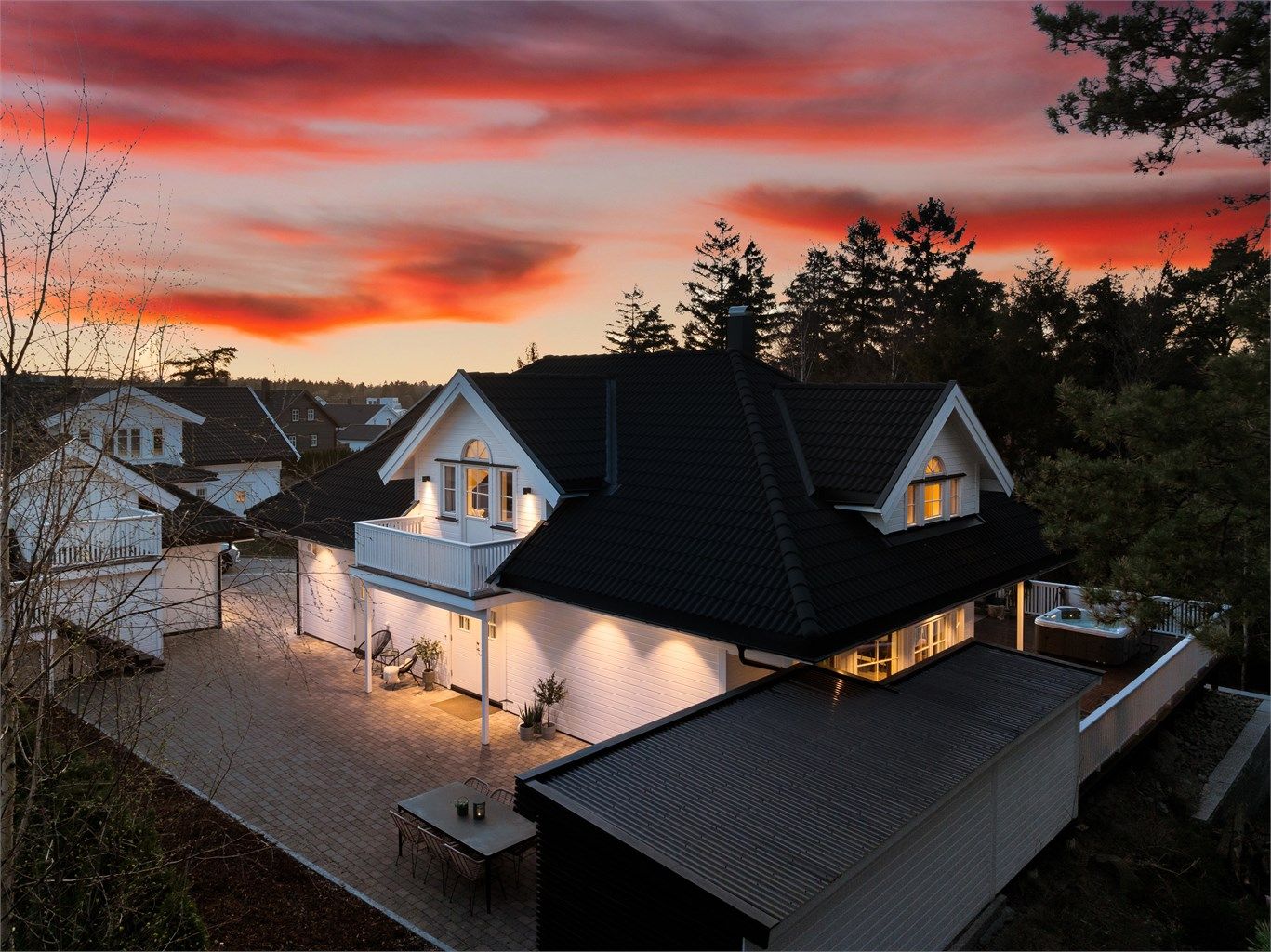 Omfangsrike utearealer er anlagt rundt hele boligen, deriblant terrasse på over 150 kvm. 