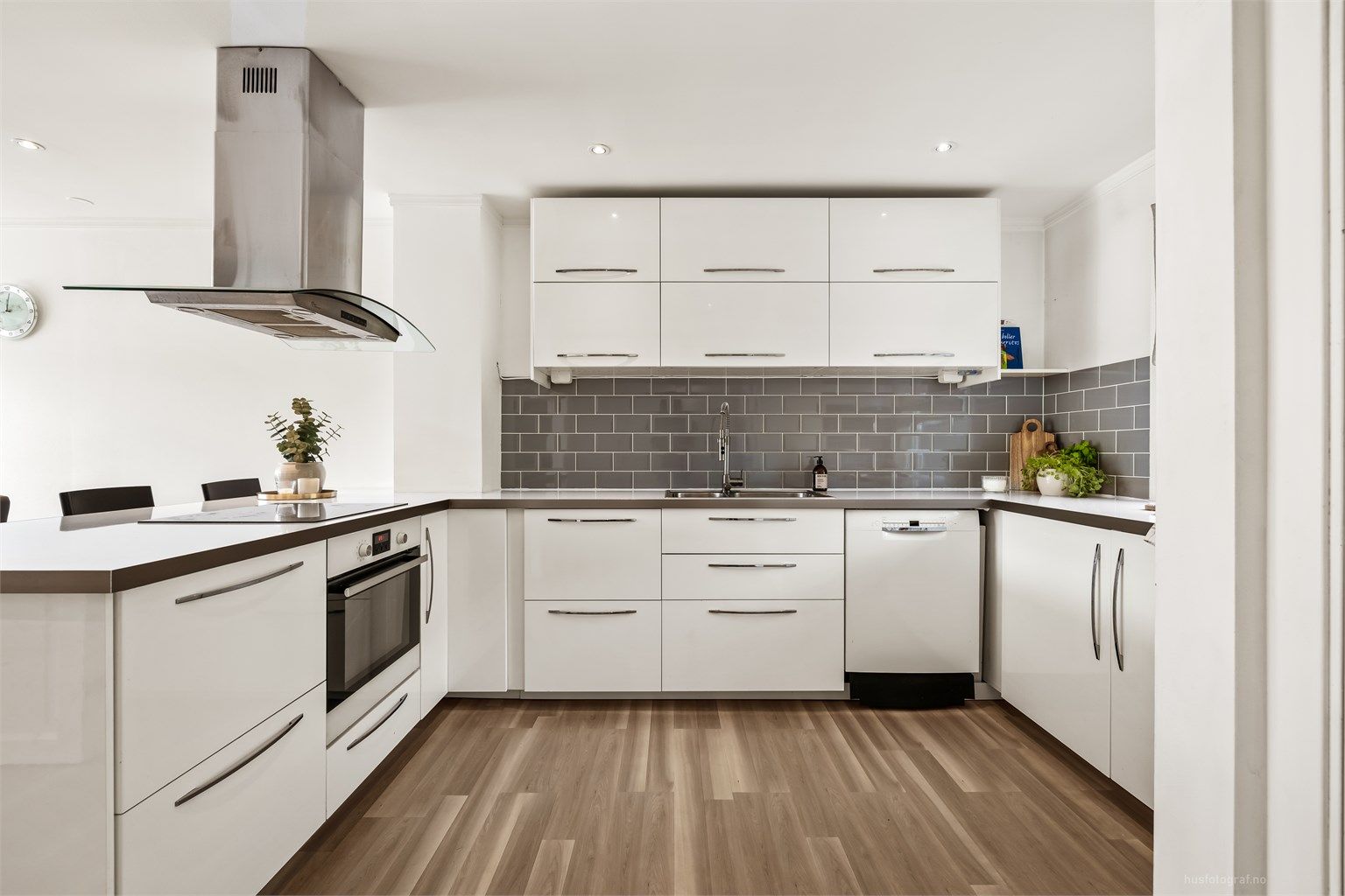 Kjøkkenet ble oppgradert i 2013 (iflg. selger) og har en moderne innredning med lyse glatte fronter og benkeplate med laminert overflate.
