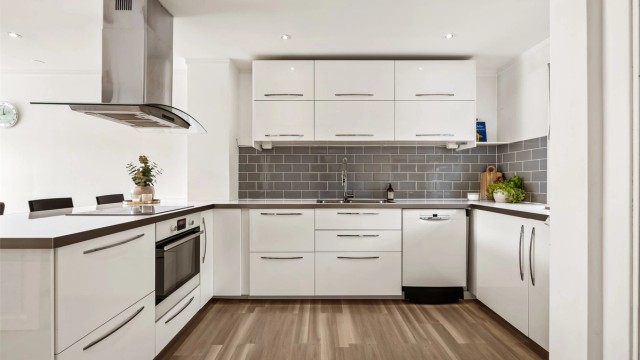 Kjøkkenet ble oppgradert i 2013 (iflg. selger) og har en moderne innredning med lyse glatte fronter og benkeplate med laminert overflate.