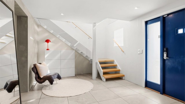 Stor entré/hall med store gulvfliser med vannbåren gulvvarme