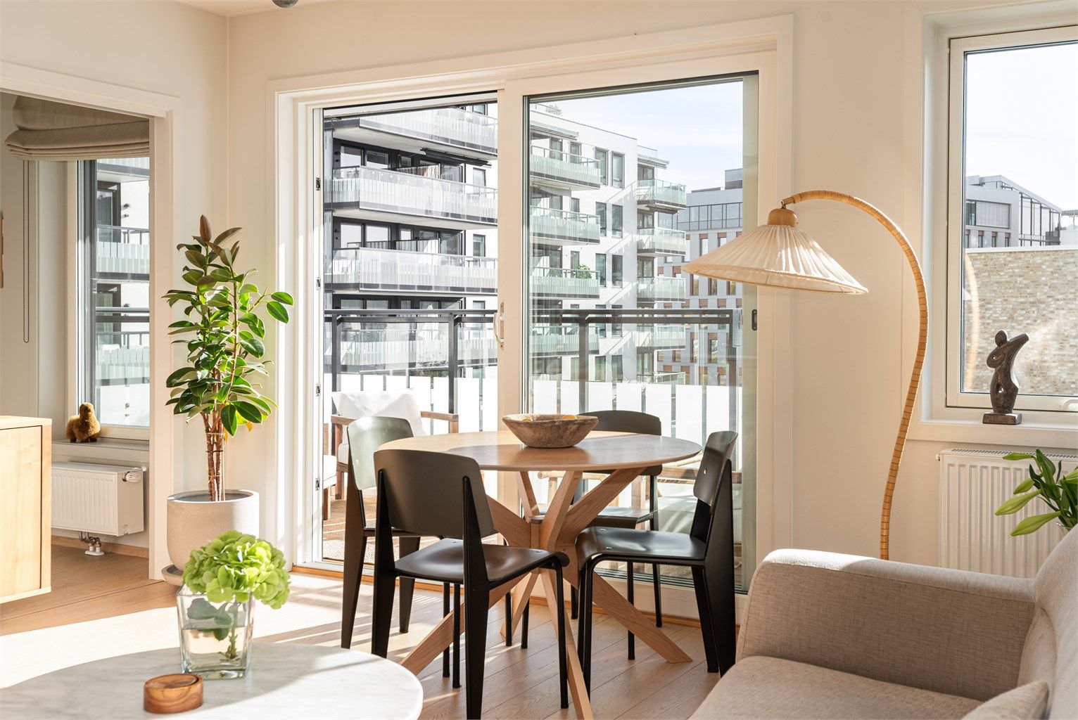 Store glassflater med skyvedør åpner opp mot balkongen.