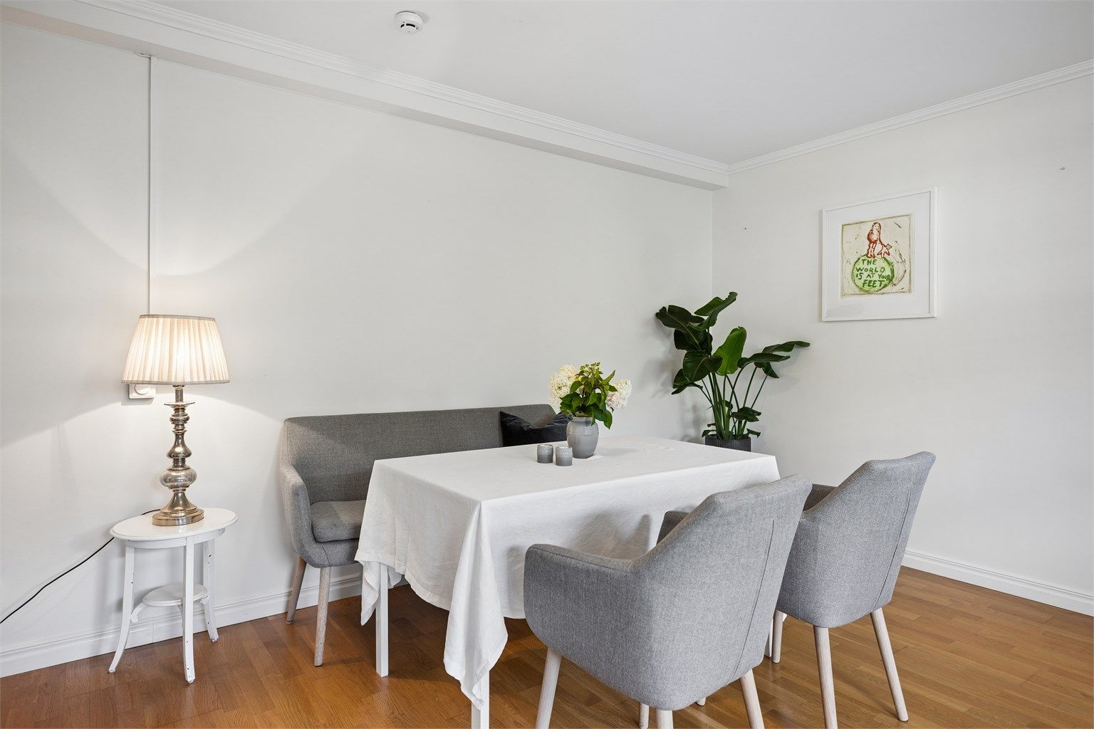 Spiseplassen har god romfølelse og plass til et stort spisebord, perfekt for både hverdagsmåltider og hyggelige sammenkomster.