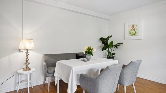 Spiseplassen har god romfølelse og plass til et stort spisebord, perfekt for både hverdagsmåltider og hyggelige sammenkomster.