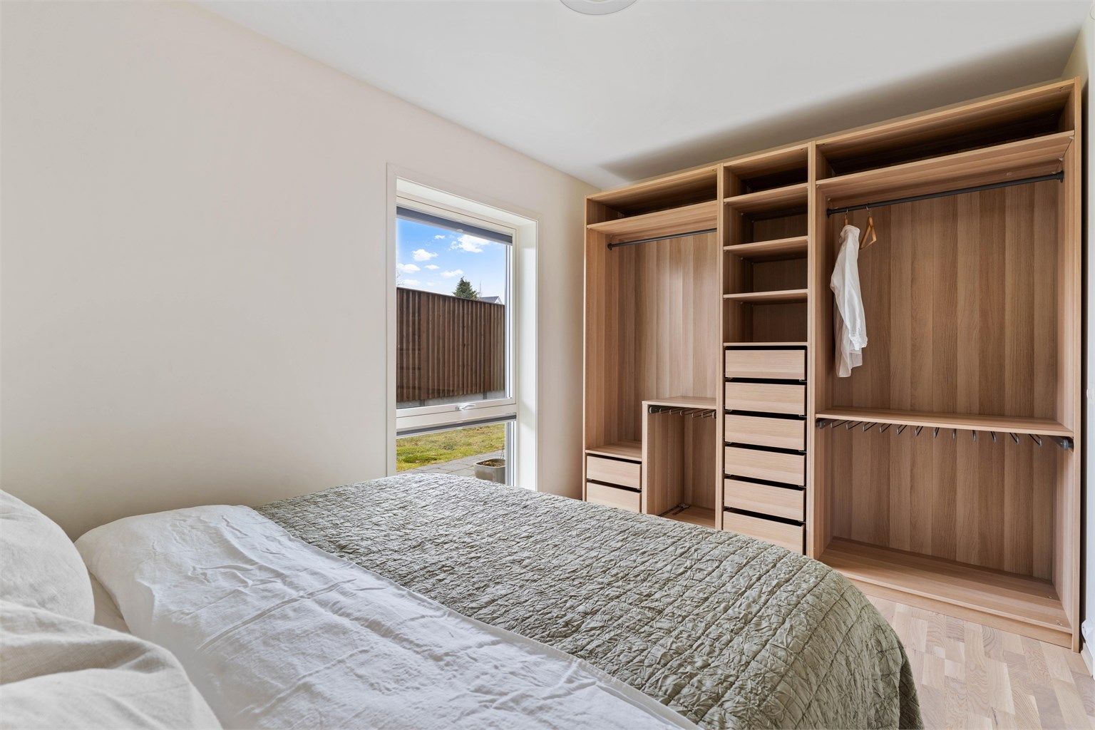 Soverommet har en stor og praktisk garderobe.