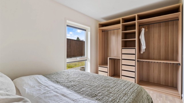 Soverommet har en stor og praktisk garderobe.