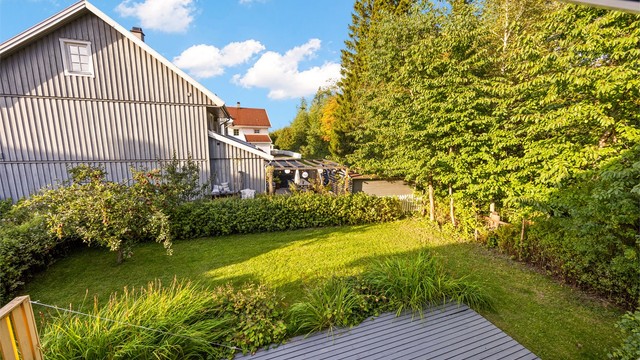 Utsikt over den skjermede hagen fra andre etasje.
