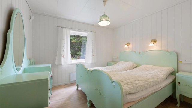 Hytta har tre soverom. Dette er det største, med god plass til dobbeltseng og møblement