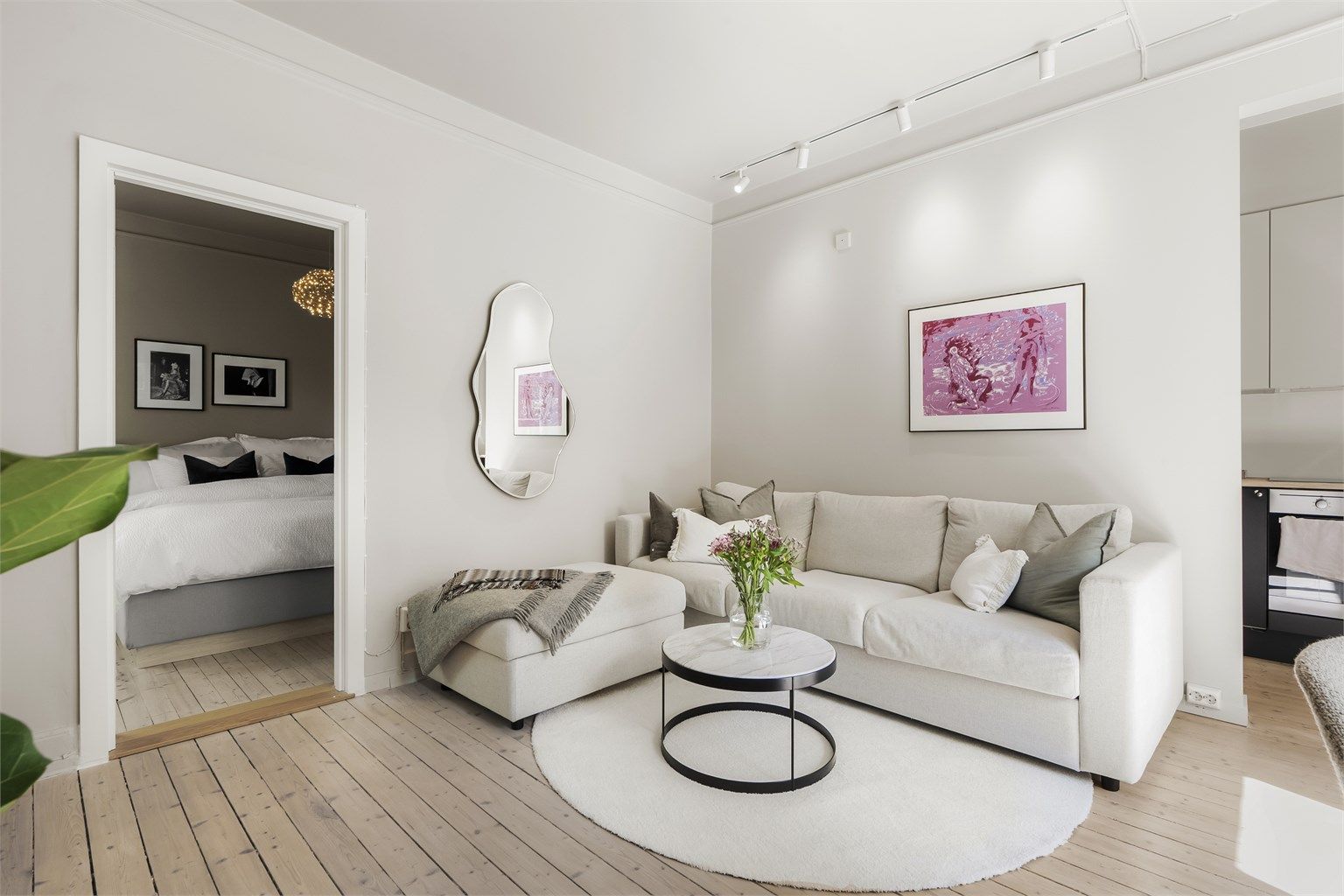 Samtidig er de klassiske elementene ivaretatt med originale slipte heltregulv. 