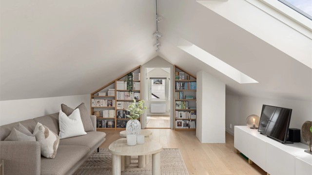Lys og fin loftstue med plass til sittegruppe, tv-benk + tv, samt lesestol og/eller barneleker. Plassbygde bokhyller på vegg inn mot soverom.