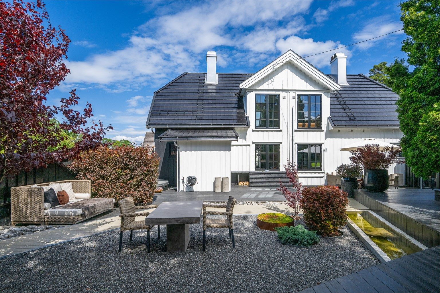 Solrik og usjenert hage mot vest med flere soner. Flott takstein!