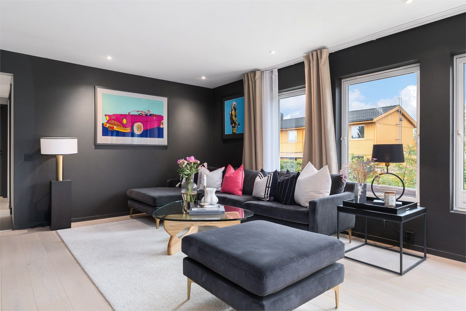 Meget romslig stue med gode møbleringsmuligheter. 