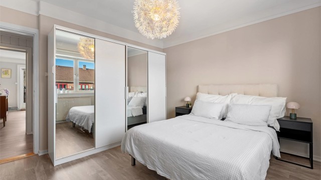 Her er det plass til både dobbeltseng og oppbevaring, og rommet har en praktisk planløsning
