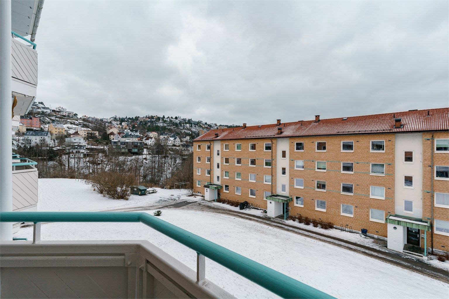 Fra balkongen har man utsyn mot grønne fellesområder. 