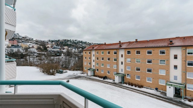 Fra balkongen har man utsyn mot grønne fellesområder.