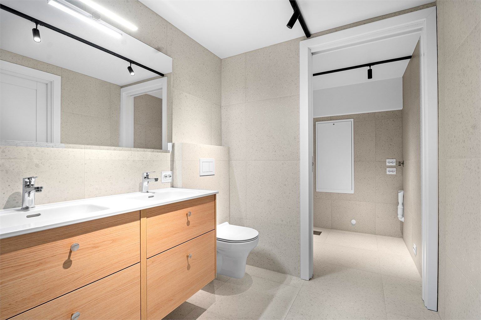 Videre inn fra badet kommer du til separert vaskerom med oppbevaringsplass