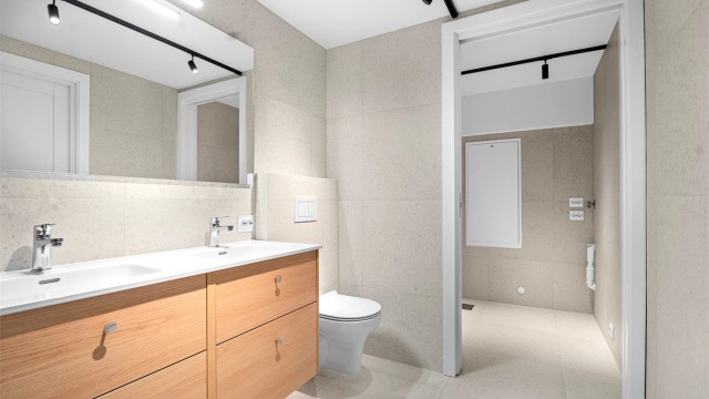 Videre inn fra badet kommer du til separert vaskerom med oppbevaringsplass