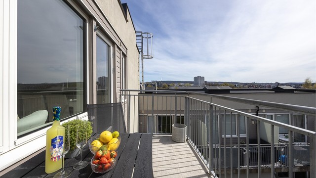 God plass til blant annet utemøbler. Her kan man samle familie og venner på besøk. Balkong i betongkonstruksjoner. Rekkverk av metall. Gulvoverflater er belagt med fliser. Balkongen har utvendig stikkontakt. Det ble lagt fliser i 2019