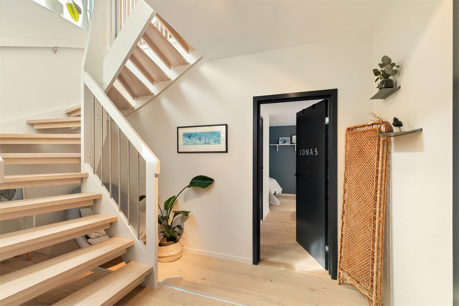 Fra trappegangen kommer du inn til kjellerstuen