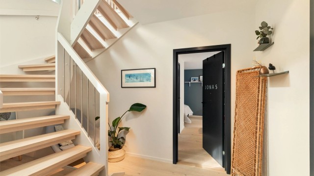 Fra trappegangen kommer du inn til kjellerstuen