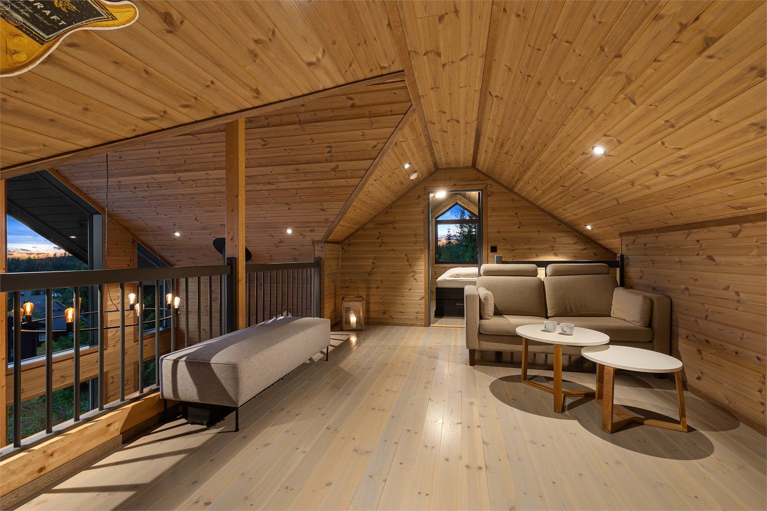 Hytta har en koselig loftstue, et ekstra oppholdsrom for avslapning og hygge.