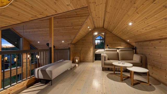 Hytta har en koselig loftstue, et ekstra oppholdsrom for avslapning og hygge.