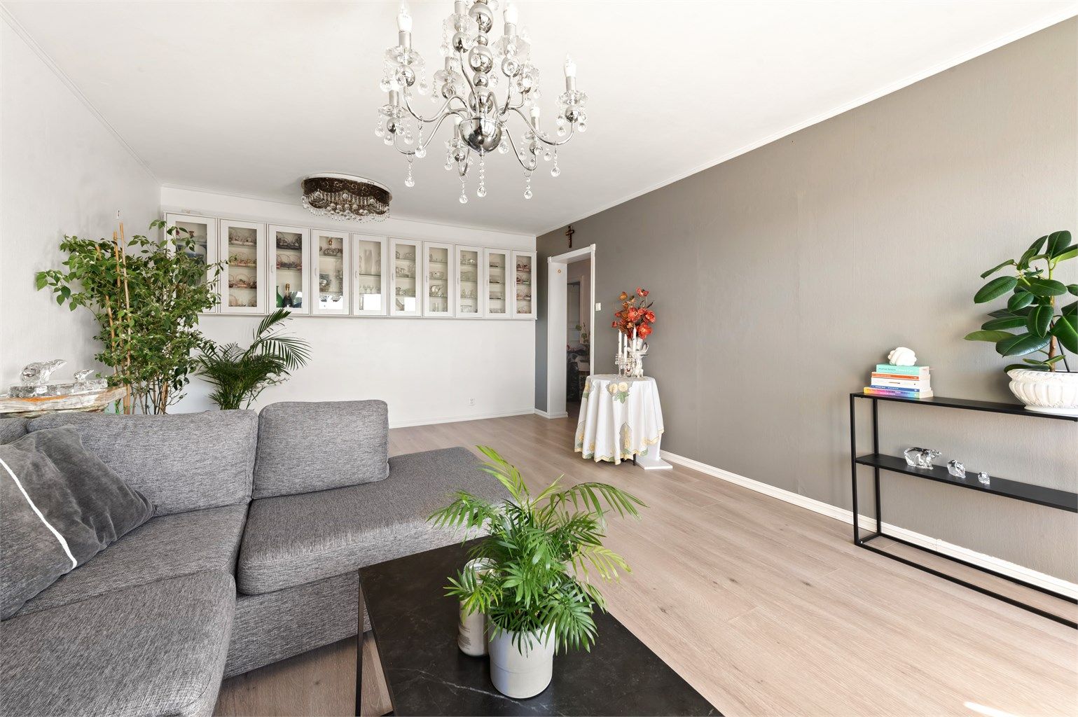 Det er en naturlig og fin plass for å innrede med spisebord med gode muligheter for å invitere venner og familie på middag.