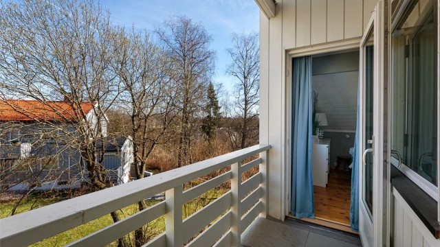 Fra det ene soverommet i andre etasje er det utgang til en egen balkong på 4 m².