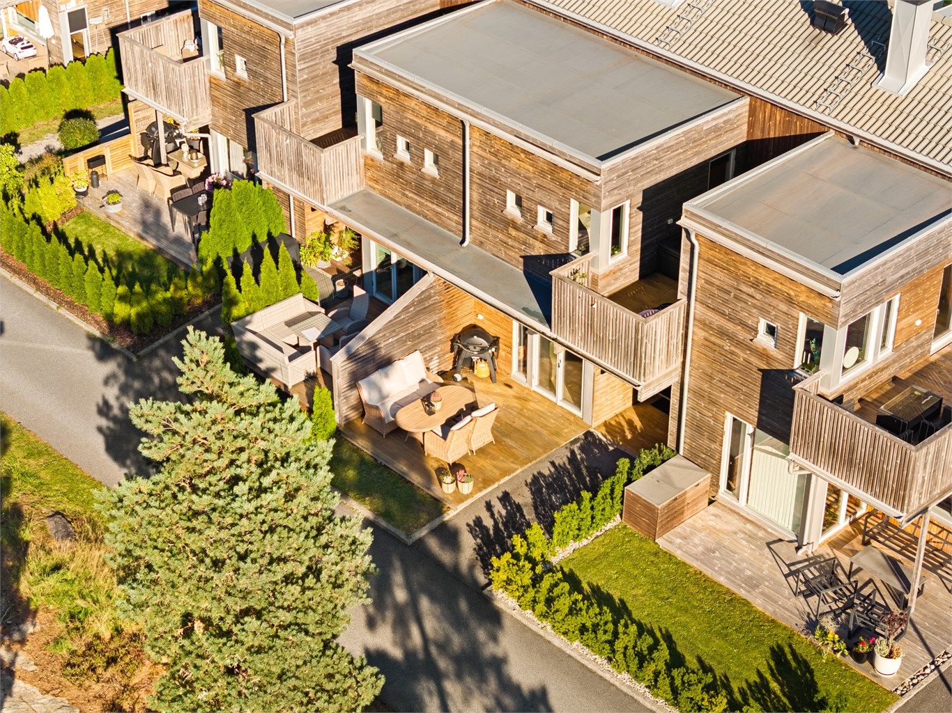 På terrassen og takaltanen er det sommerstid sol fra ettermiddag til kveld. Morgen-/formiddagssolen kan du møte på balkongen på motsatt side.