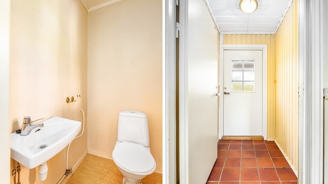 Klosett inngår i separat toalettrom som tilstøter badet og er tilgjengelig fra entreen.