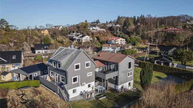 Solrik vestvendt beliggenhet i rolige omgivelser. Boligen ligger i enden av blindvei.