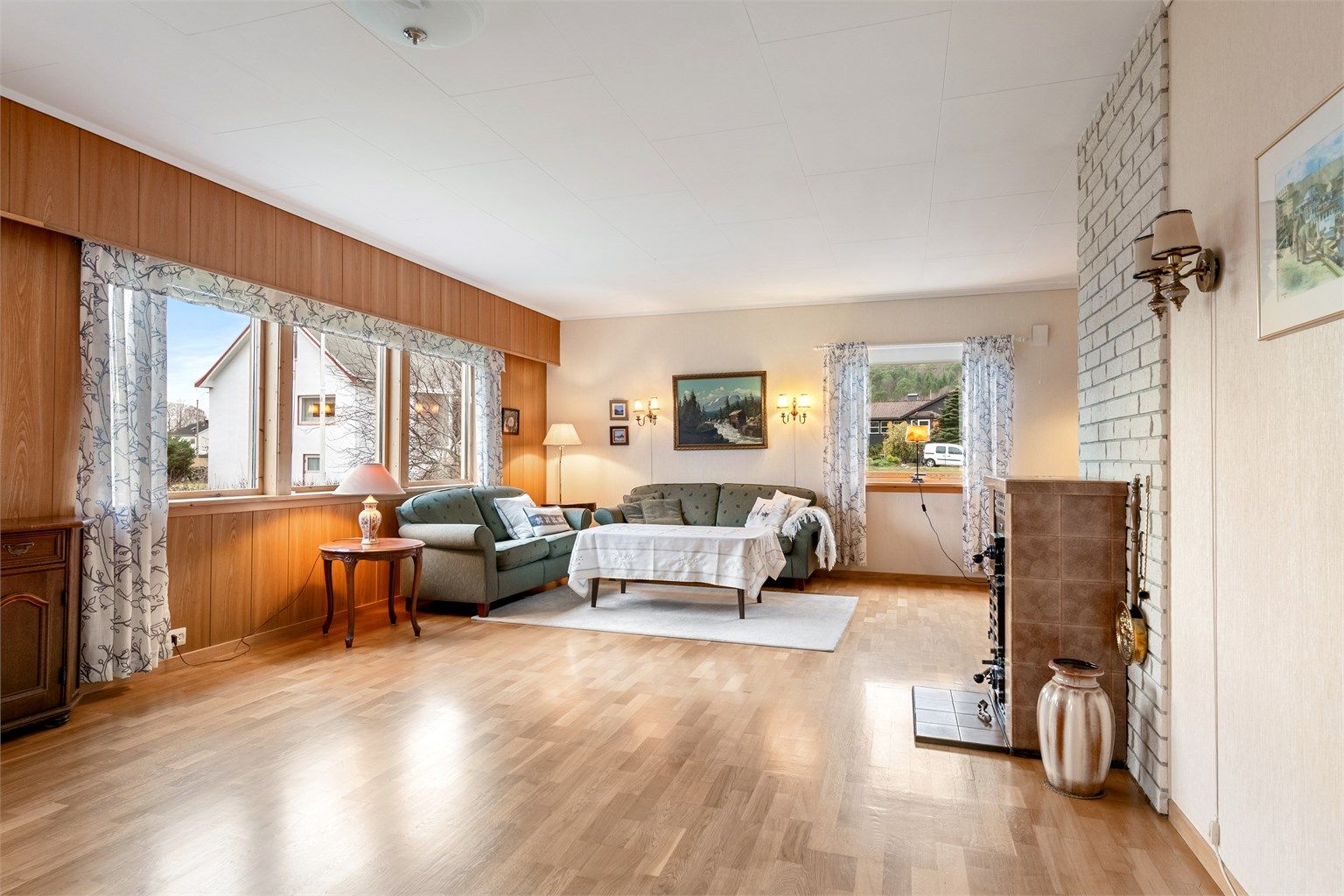 Stue med gode lysforhold og naturlig lysinnslipp fra vinduer. 