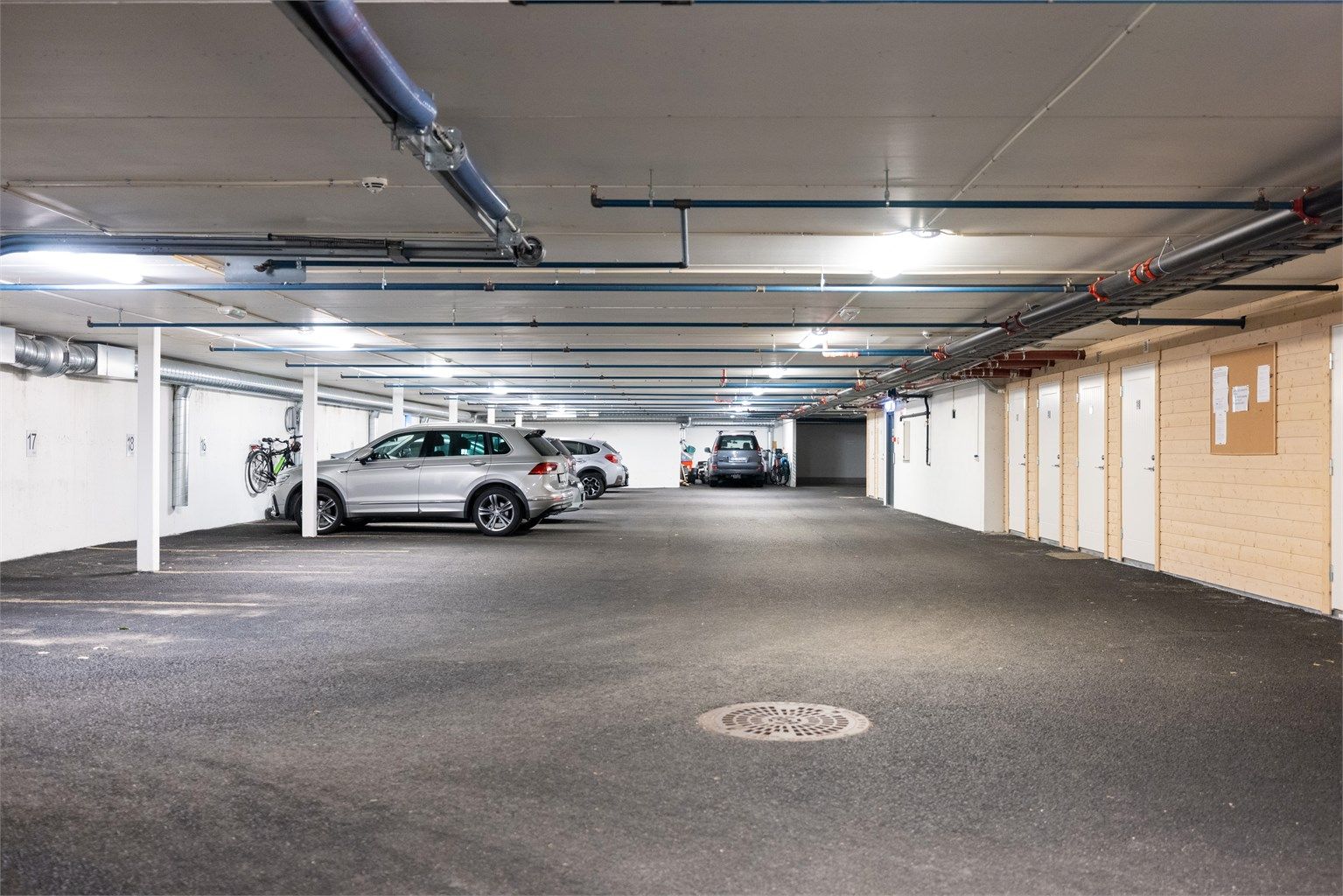 Garasjeanlegget er lukket og leiligheten har to faste oppstillingsplass, elbillader er montert på ene og bod. I enden av anlegget, er det tillaget vaskehall for beboerne