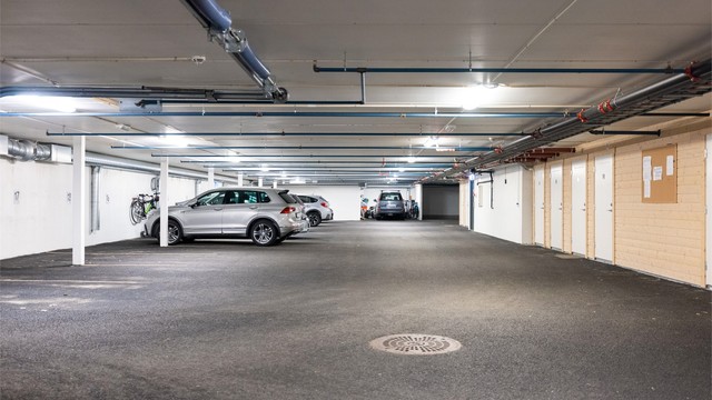 Garasjeanlegget er lukket og leiligheten har to faste oppstillingsplass, elbillader er montert på ene og bod. I enden av anlegget, er det tillaget vaskehall for beboerne