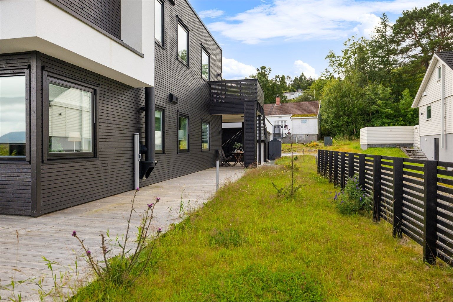 Den 54 kvm store treterrassen strekker seg rundt boligen mot vest og nord.