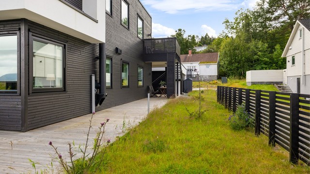Den 54 kvm store treterrassen strekker seg rundt boligen mot vest og nord.