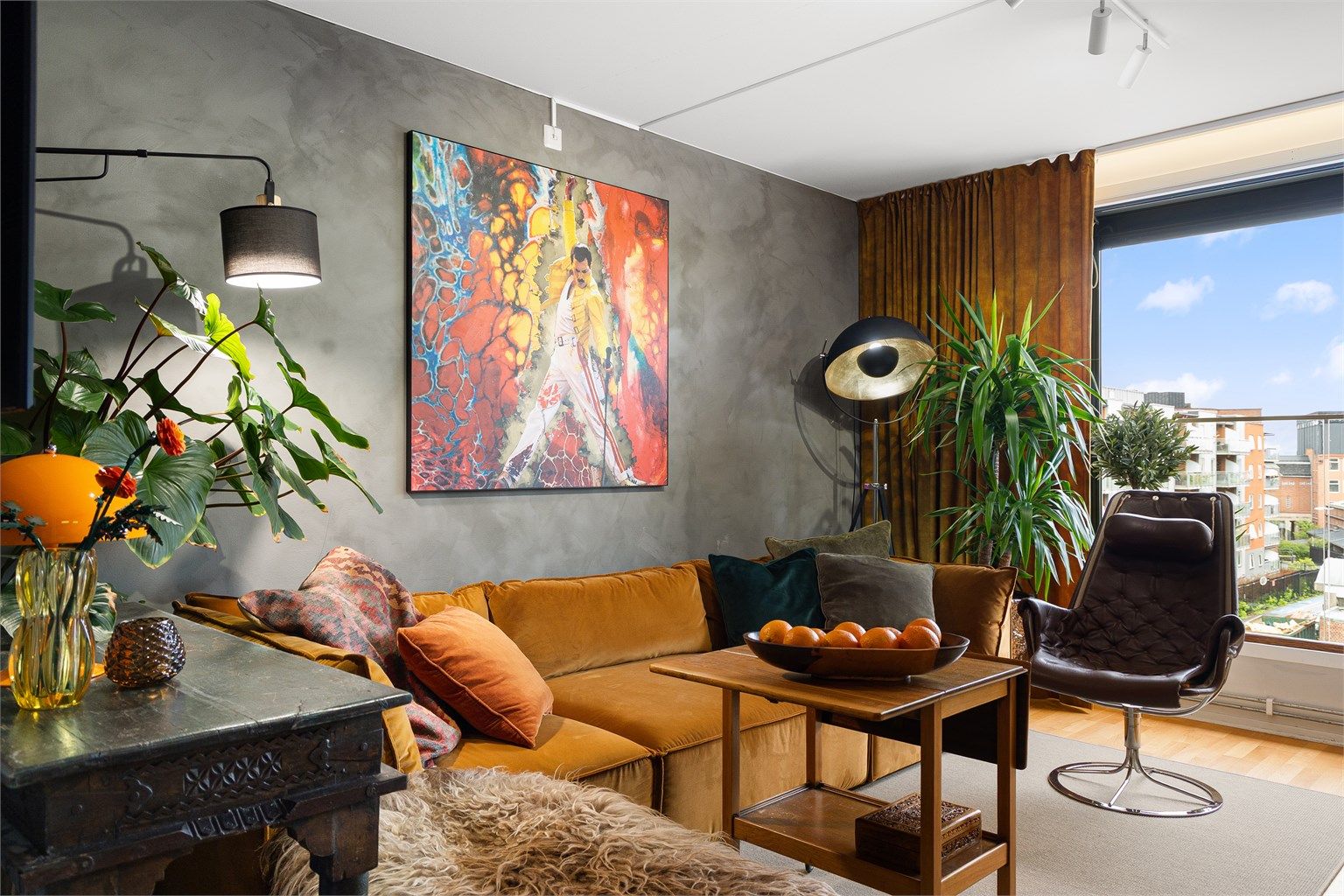 Stiluttrykket til leiligheten minner oss om den industrielle fortiden til bygget som tidligere huset Bergene Sjokoladefabrikk.