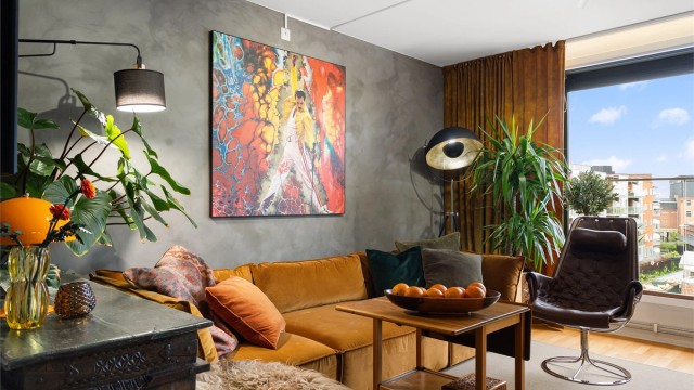 Stiluttrykket til leiligheten minner oss om den industrielle fortiden til bygget som tidligere huset Bergene Sjokoladefabrikk.