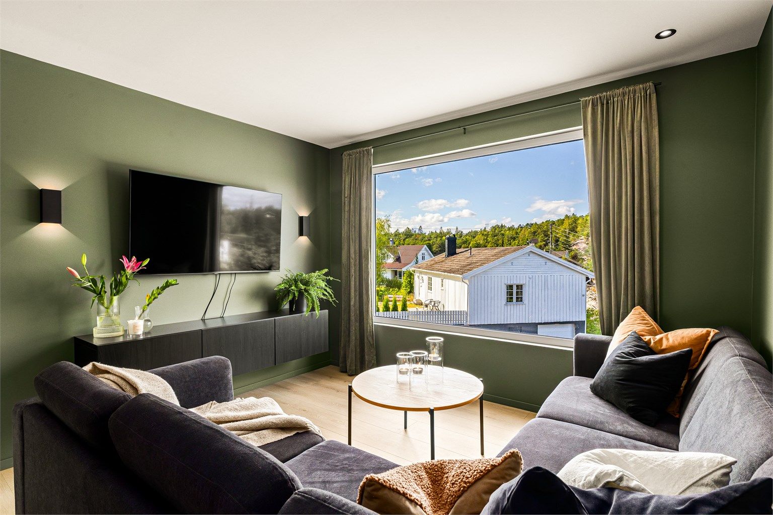 Vinduer er byttet i store deler av huset.