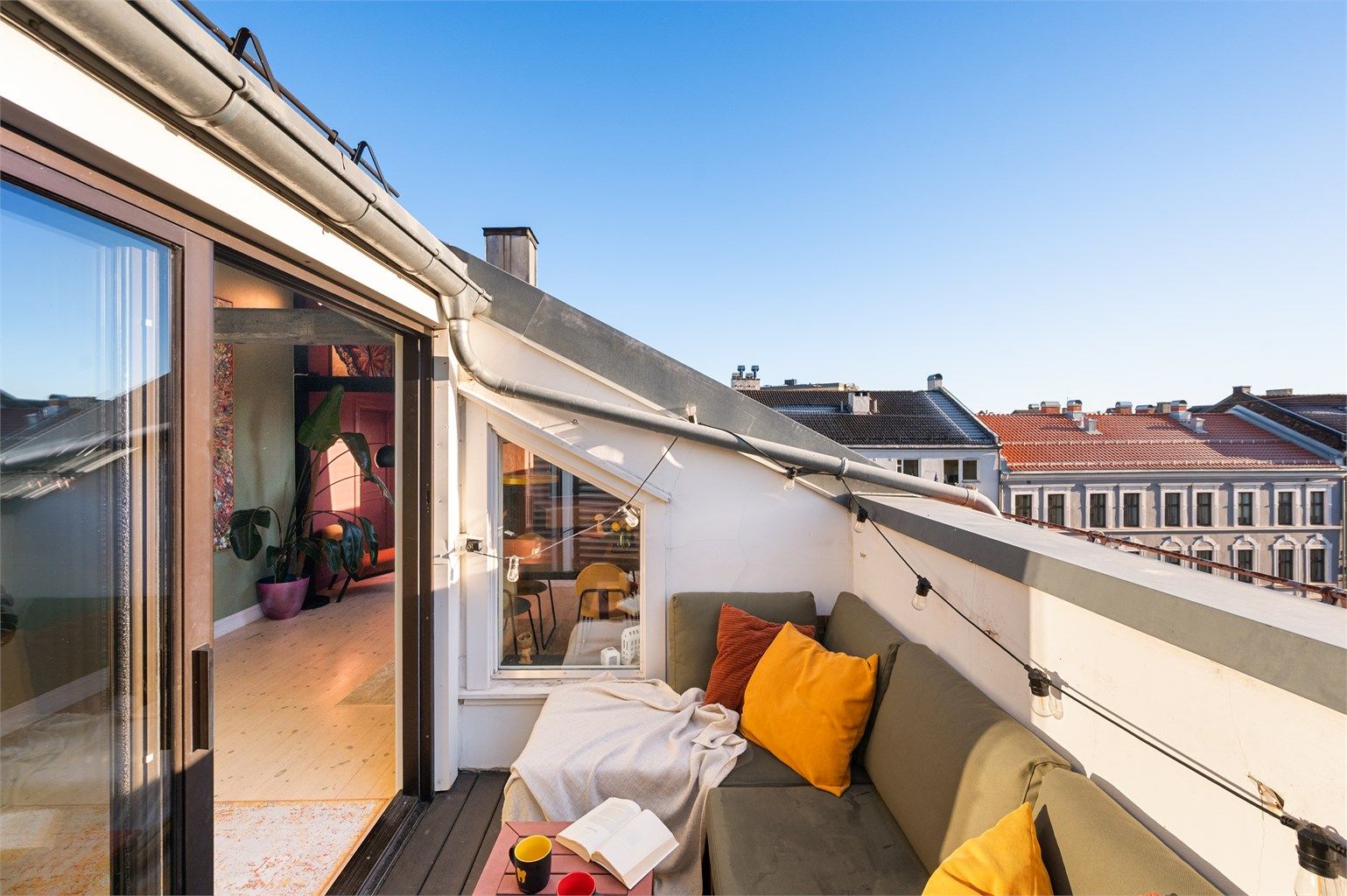 Fra leiligheten har du nydelig utsikt over Grünerløkkas (og byens) tak!