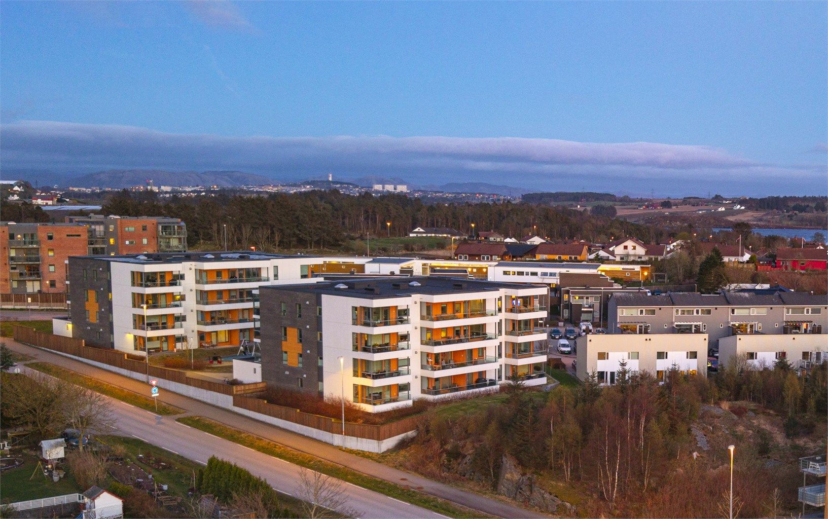 Busstoppet Varheiveien er kun et par minutters gange unna, med forbindelser mot Stavanger.