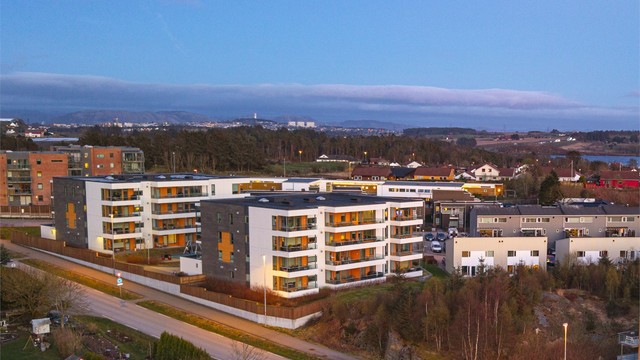 Busstoppet Varheiveien er kun et par minutters gange unna, med forbindelser mot Stavanger.