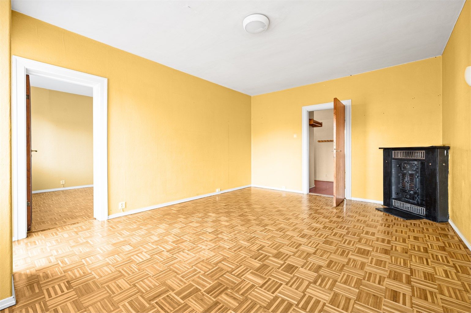 Leiligheten ligger i byggets 4. etasje og består av tre soverom, entré, kjøkken, bad og separat wc.