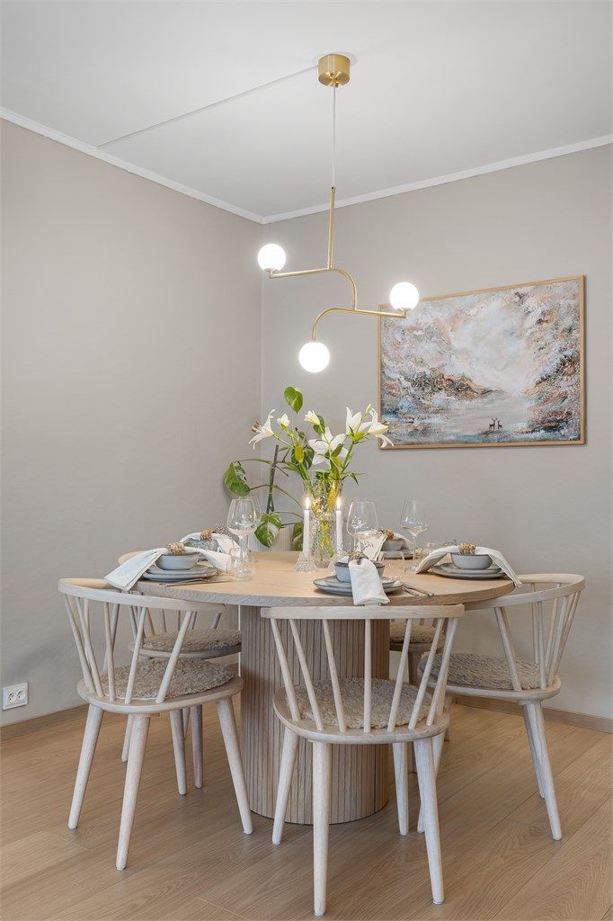 I dag er det innredet med rund spisegruppe, med plass til fem stoler