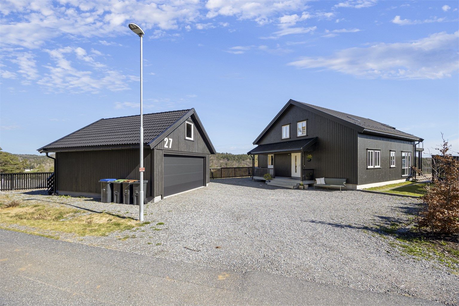 Nyere, frittstående garasje på 36 m² oppført i 2022. Garasjen har også et romslig lagringsloft.