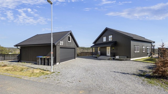 Nyere, frittstående garasje på 36 m² oppført i 2022. Garasjen har også et romslig lagringsloft.