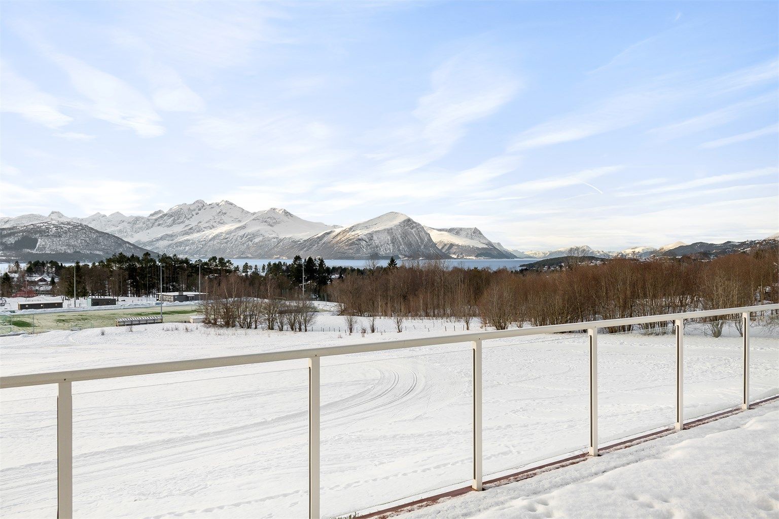 Utsikten strekker seg mot Storfjorden og de majestetiske Sunnmørsalpene.