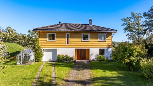 Høyt og frittliggende eiertomt på 1.131 kvm. som ligger barnevennlig til i enden av en blindvei.