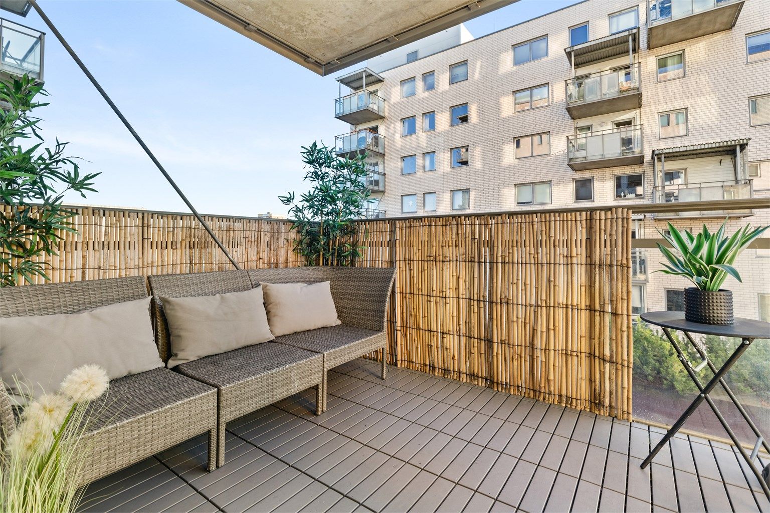 Nora Rørvik Larsen v/ Krogsveen ønsker velkommen til Grenseveien 52! Foto: Alejandro Villanueva 