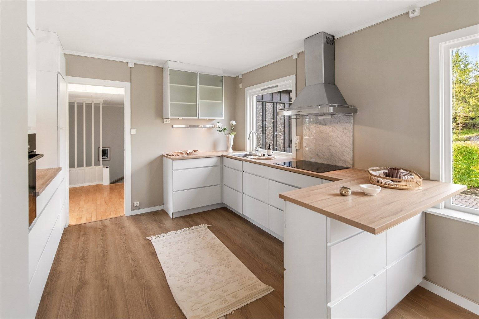 Her har du godt med både skap og benkplass