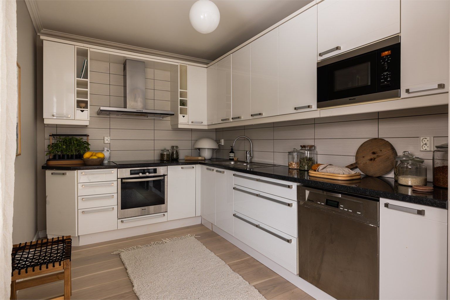 Kjøkkenet er godt utnyttet med god skap- og benkeplass, et godt arbeidskjøkken for deg som er ekstra glad i å lage mat